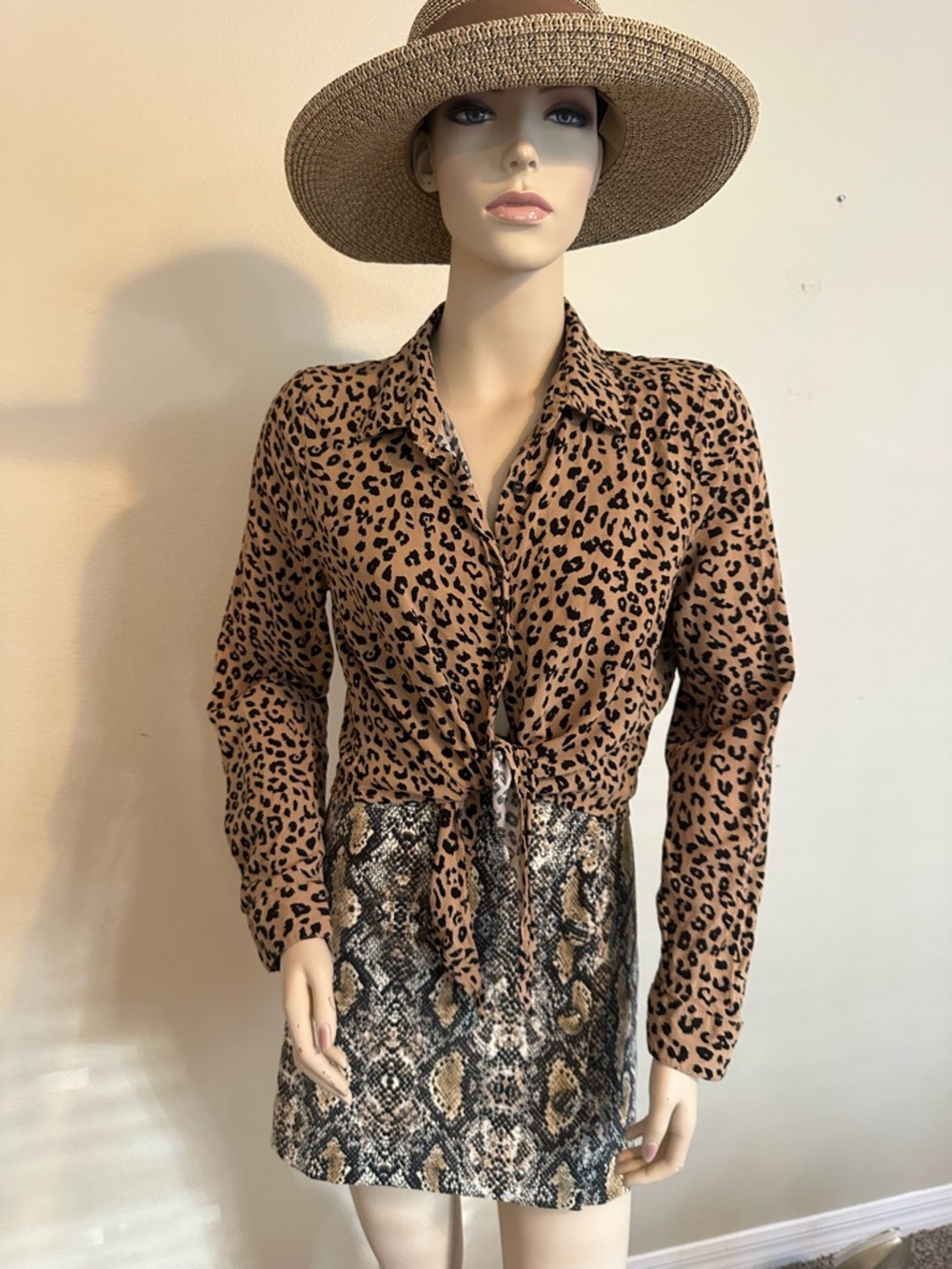 🐆Leopard Print Tie-Front Blouse - Picture 3 of 8
